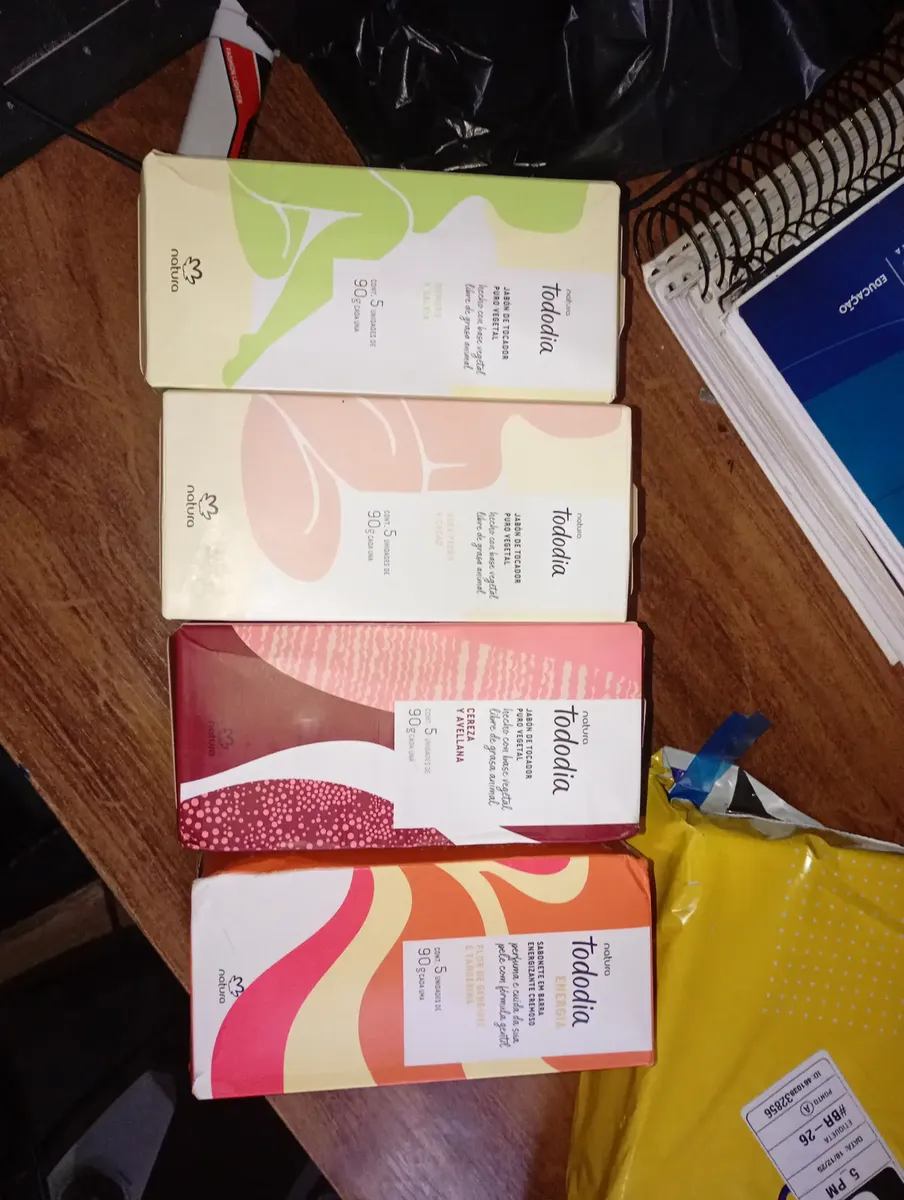 Quatro caixas Natura Tododia empilhadas na mesa com a embalagem de envio