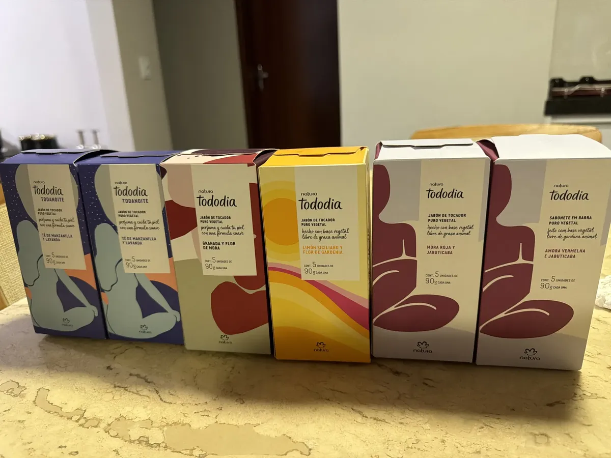 Seis caixas de sabonete Natura Tododia em fila na mesa da cliente